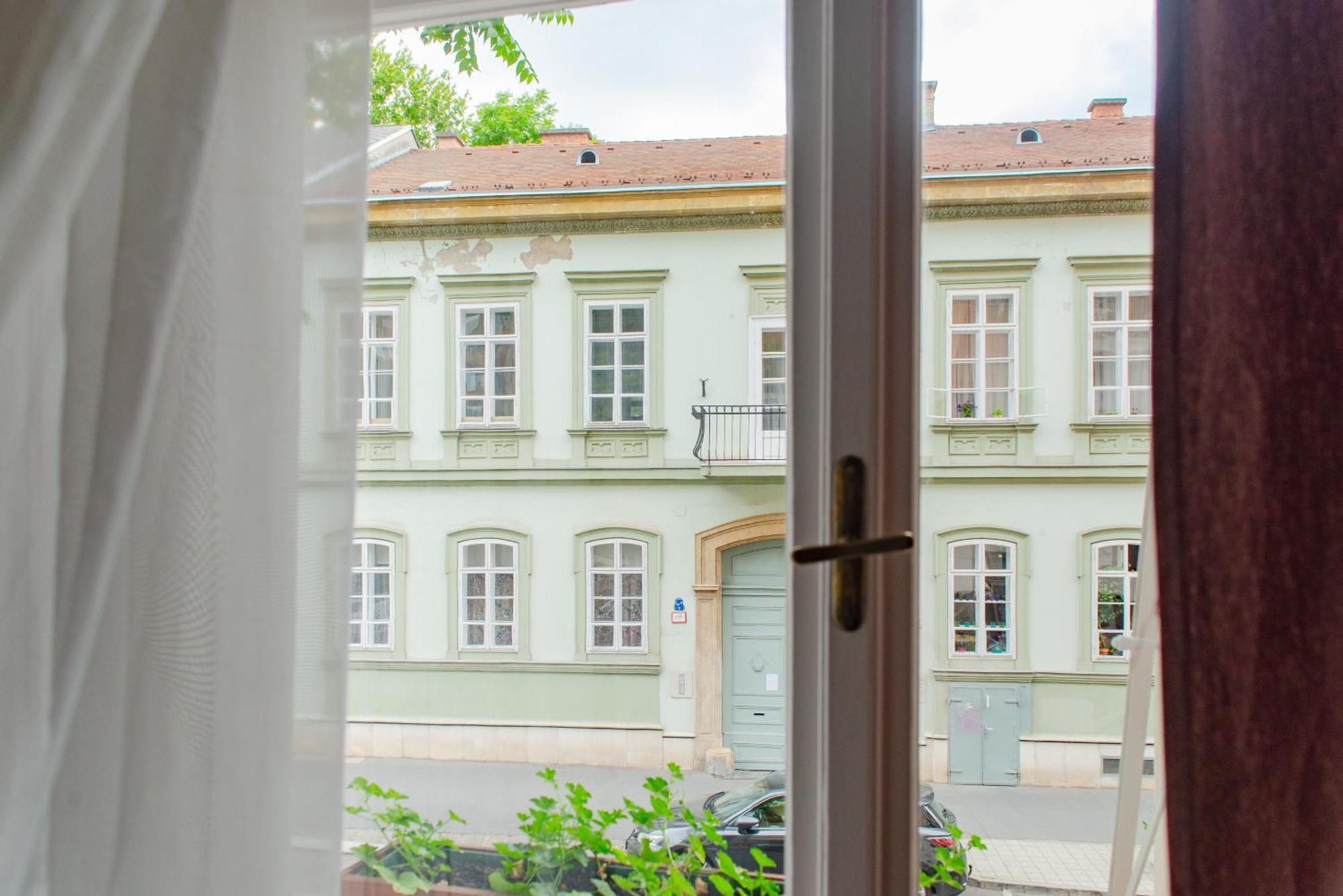 Spacious Family Suite Along River Side, In The Heart Of Buda Budapest Exterior foto